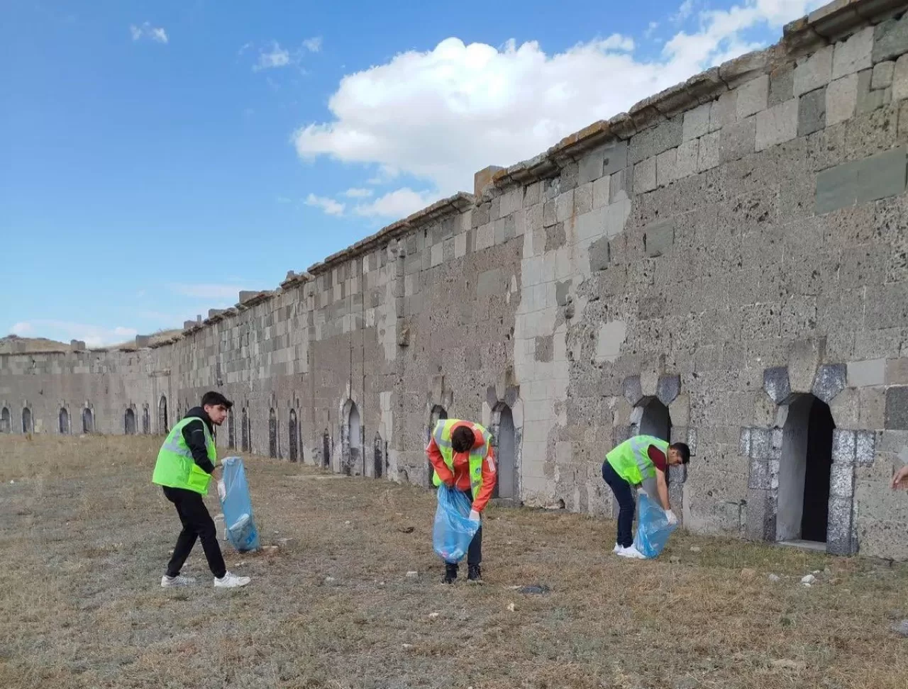 Ülkü Ocakları'ndan Erzurum'un Hamidiye Tabyası'nda çevre temizliği