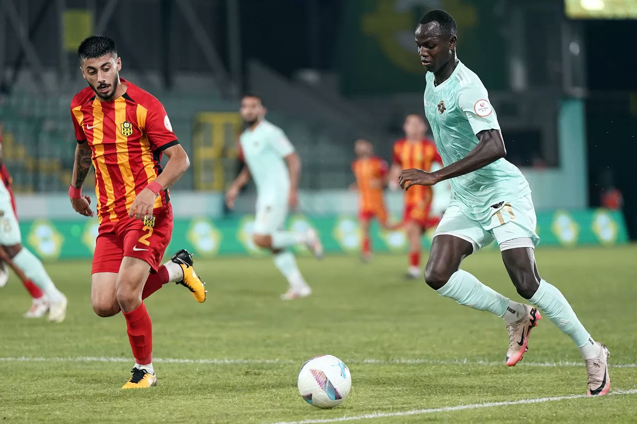 Esenler Erokspor, Yeni Malatyaspor'u 2-1 mağlup ederek 3 puanı hanesine yazdırdı