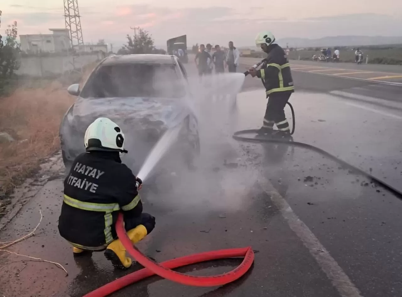 Hatay'da seyir halindeki otomobil yandı