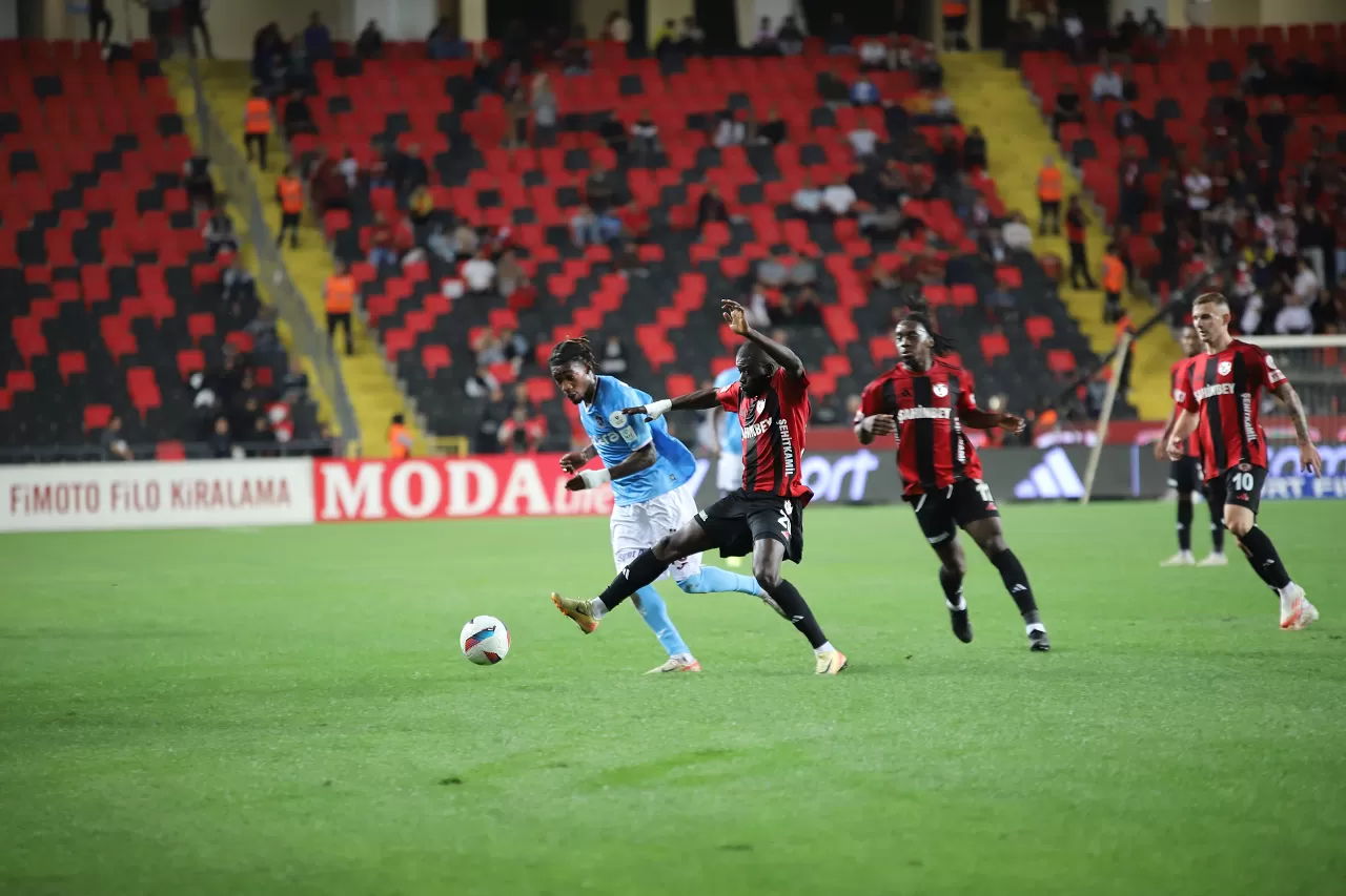 Gaziantep FK ile Trabzonspor arasında ilk yarıda golsüz beraberlik!