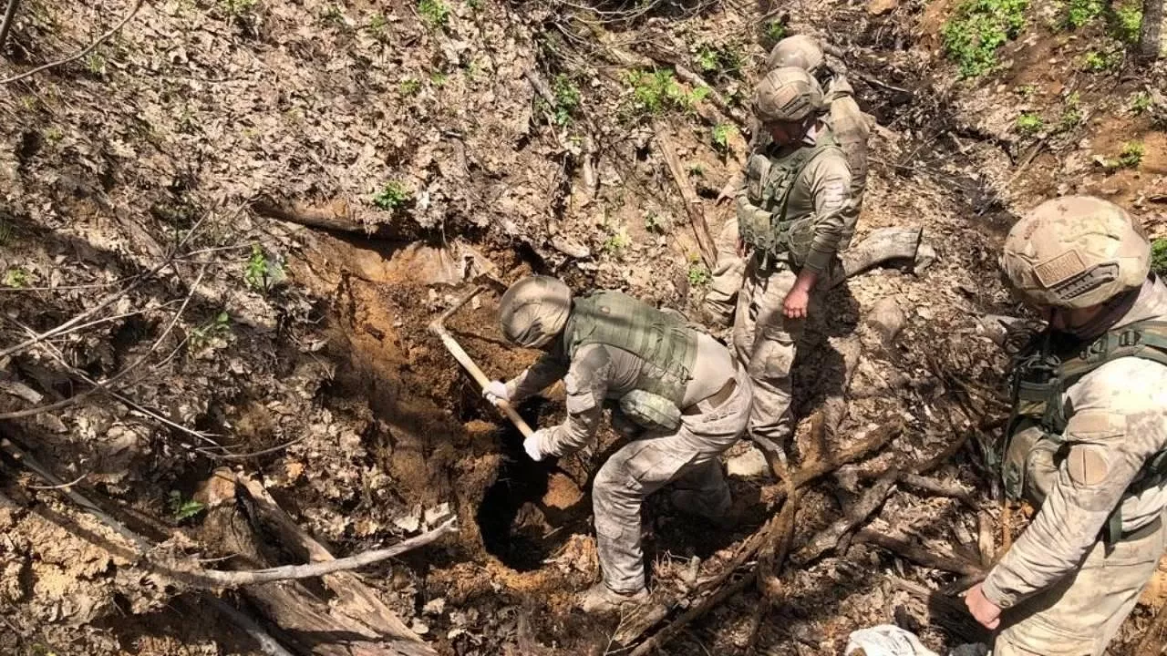 Şırnak'ta Gürz-12 operasyonu: Terör inleri yerle bir edildi