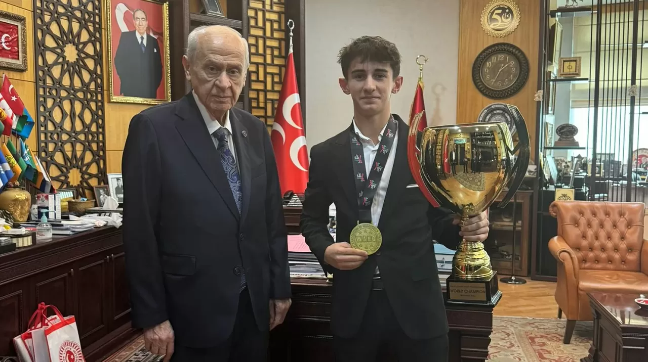 MHP Lideri Bahçeli, Dünya Şampiyonu Kick Boksçu Hamza Eren Göksu'yu tebrik etti