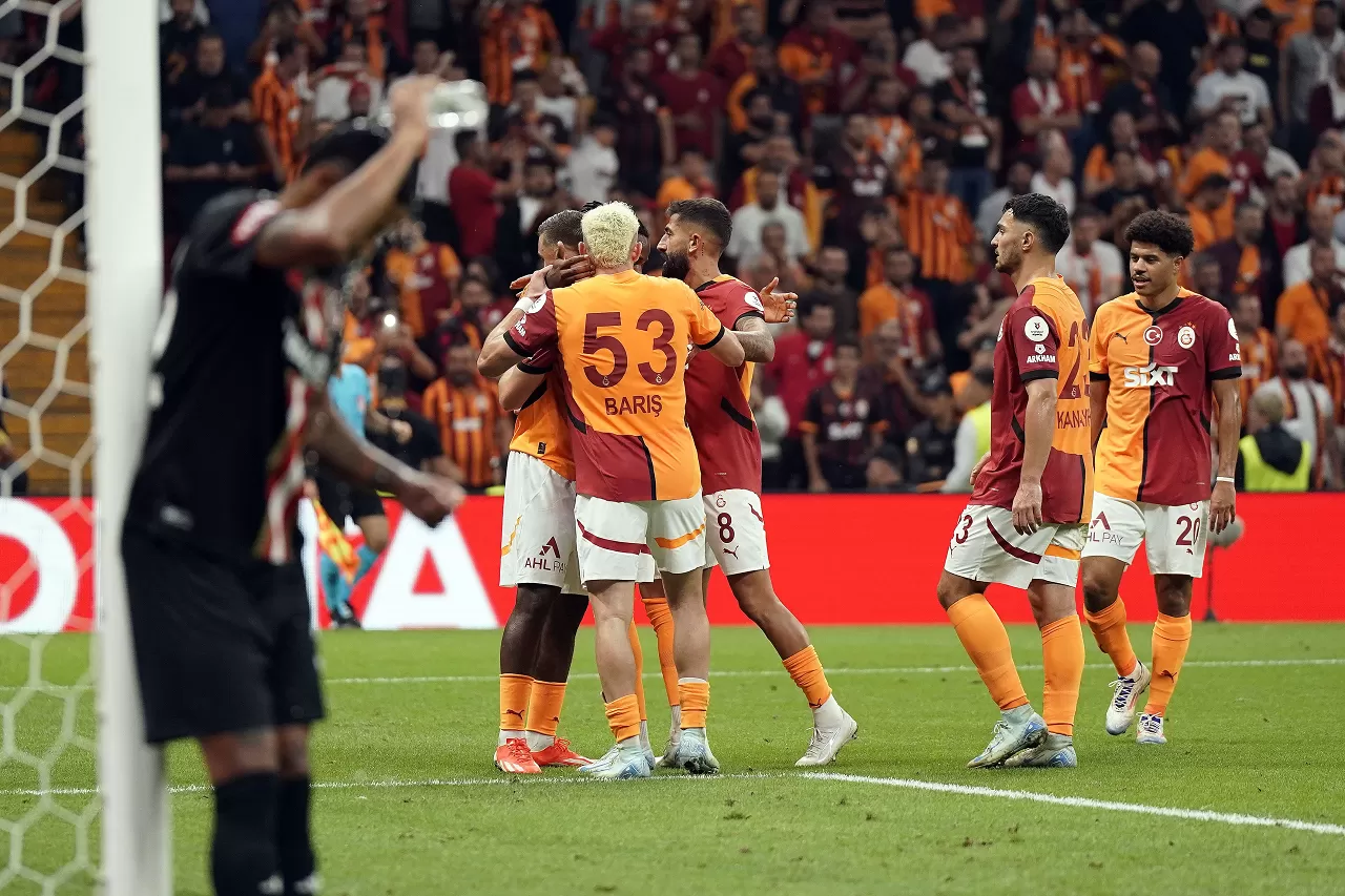 Galatasaray 15 sezon sonra ligde 5’te 5 yaparak liderliğe yükseldi