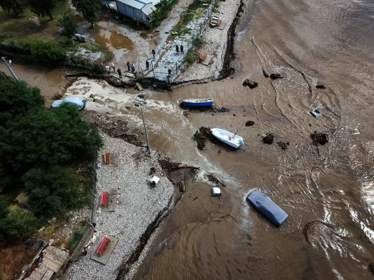 İzmir'i sağanak vurdu: Yol çöktü, evleri su bastı!