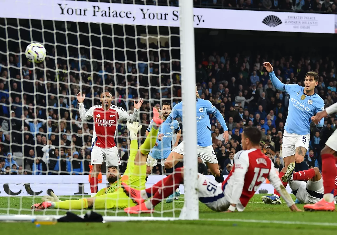 Manchester City, Arsenal karşısında 1 puanı son dakikada aldı