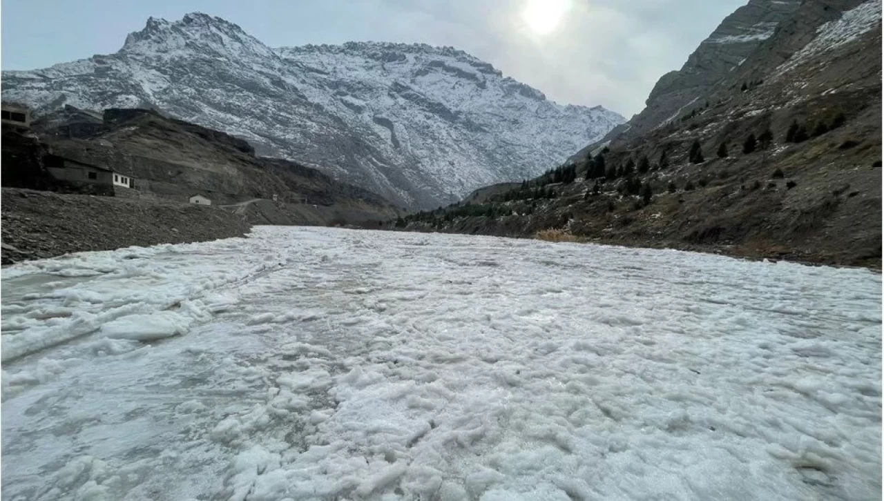 Hakkari'de Zap Suyu'nun yüzeyi buz tuttu!