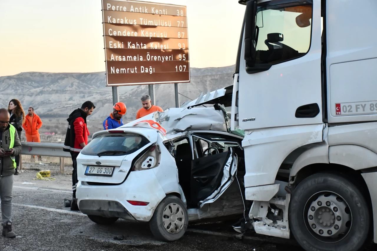 Adıyaman'da yakıt tankeri ve otomobil çarpıştı: 4 ölü, 4 yaralı