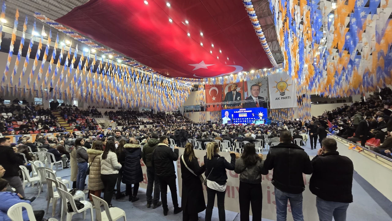 CHP'li belediyenin işten çıkardığı işçiler, AK Parti kongresinde pankart açtı: Sözünde dur başkan