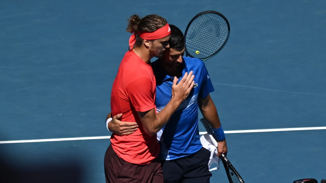 Novak Djokovic, sakatlığı nedeniyle Avustralya Açık yarı finalinden çekildi. Zverev finalde!