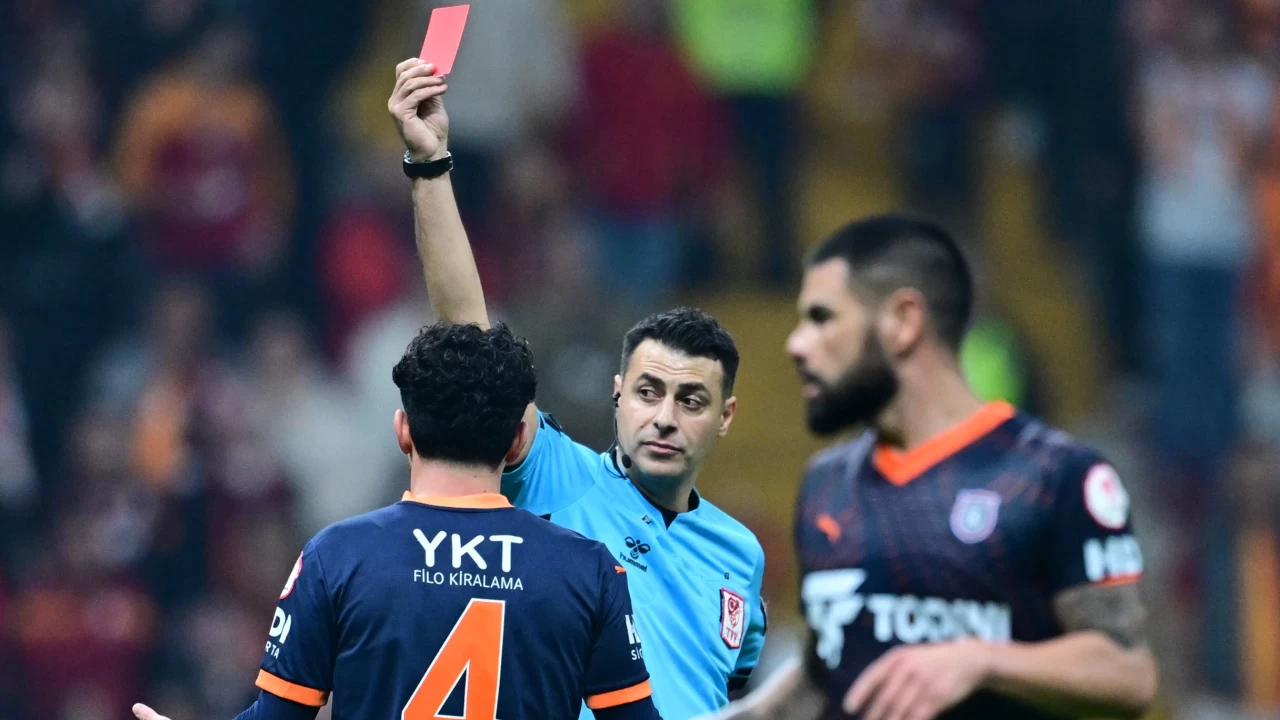 Türkiye Kupası'ndaki Galatasaray - Başakşehir maçının ardından Başakşehir ve Fenerbahçe'den hakem kararlarına yönelik paylaşımlar geldi