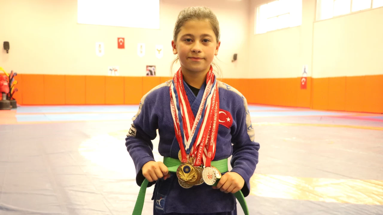 12 yaşındaki Berrak Bekçi, judoda 14 madalya kazandı, Balkan Şampiyonluğu hedefliyor