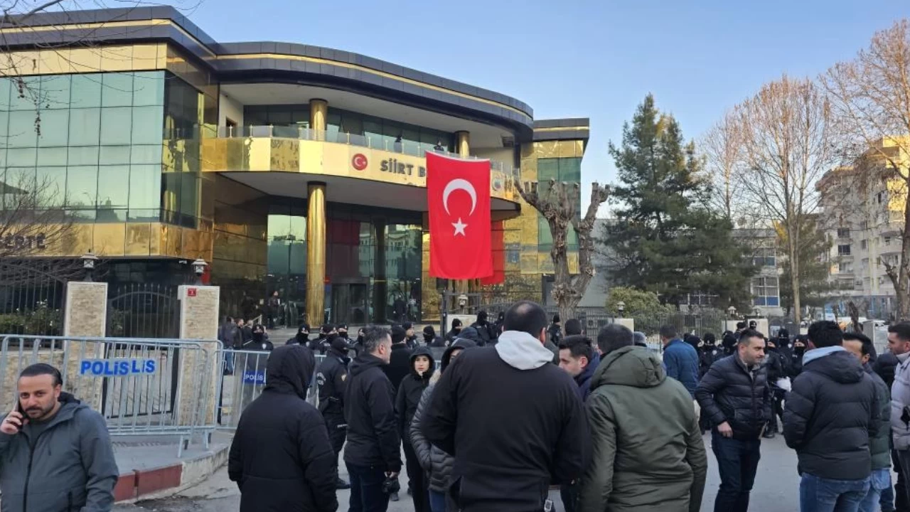 Siirt Belediyesi'ne Türk bayrağı asıldı