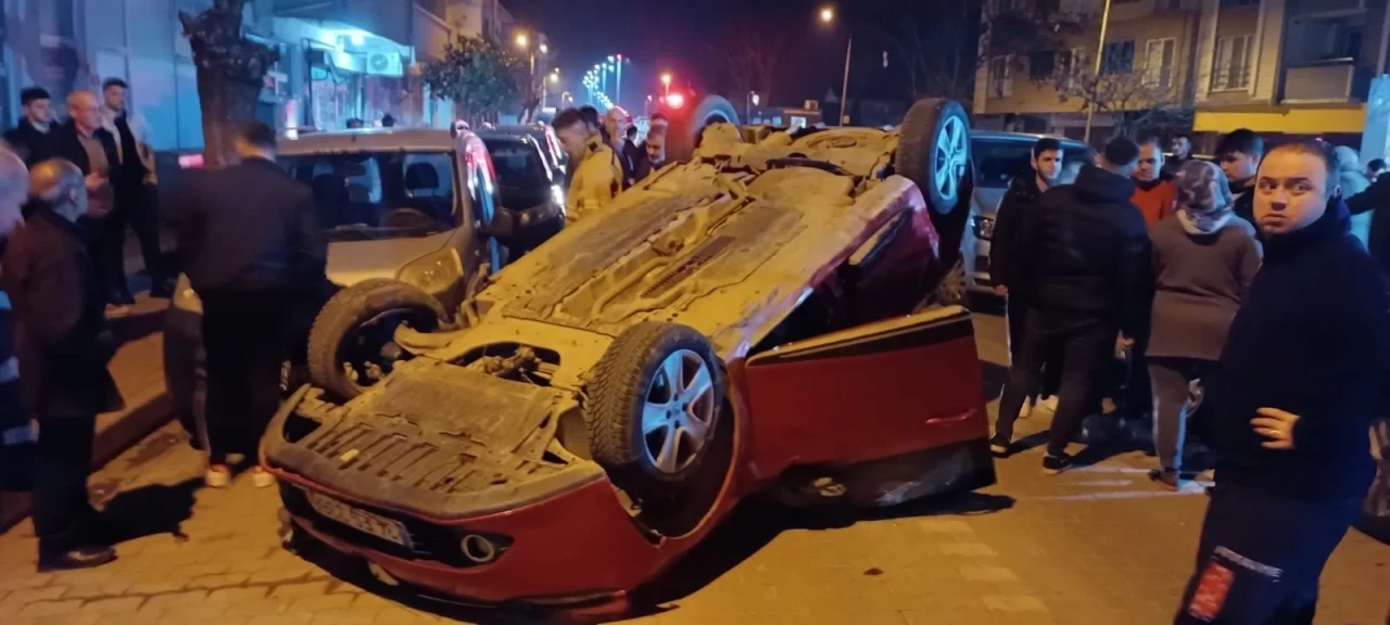 Çanakkale'de park halindeki araca çarpan otomobil takla attı: Sürücü yaralandı