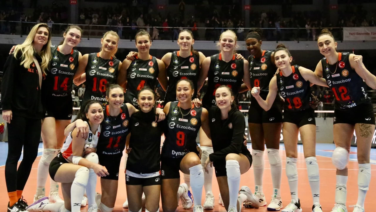 Voleybol Sultanlar Ligi'nde Eczacıbaşı, deplasmanda Aras Kargo’yu zorlanmadan geçti