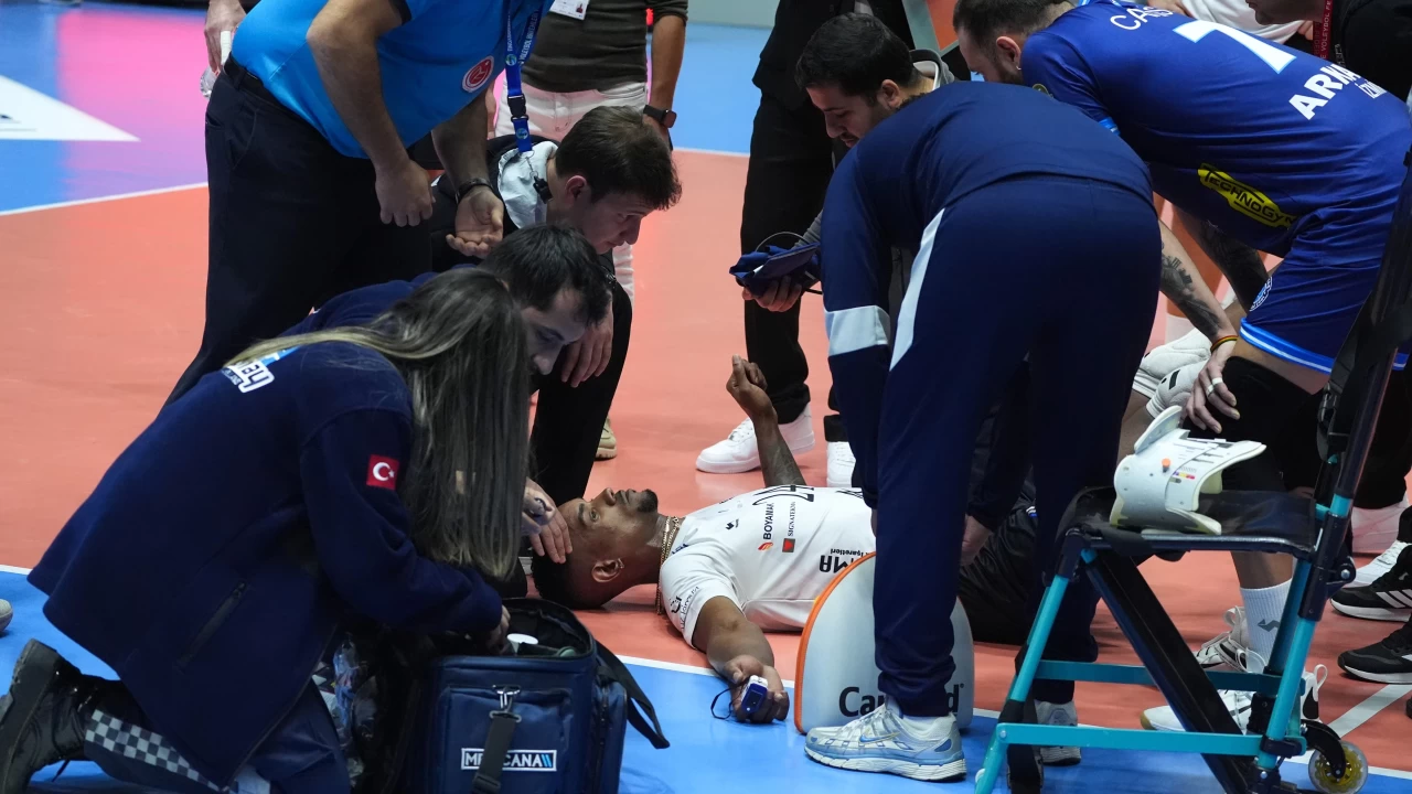 Voleybol Efeler Ligi’nde korkutan olay: Arkas Spor - Altekma maçında Miguel Gutierrez yere yığıldı!