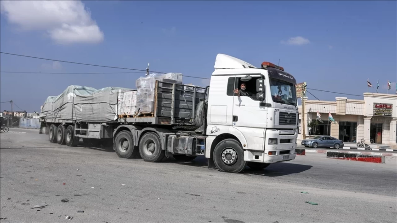 Mısır'dan 11'i akaryakıt yüklü 281 yardım tırı Gazze Şeridi'ne girdi