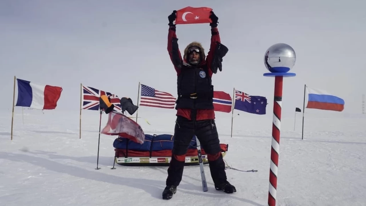 Eski olimpik sporcu Ali Rıza Bilal, Antarktika'da tarihi bir başarıya imza attı! Türk Bayrağını Güney Kutbu'na dikti