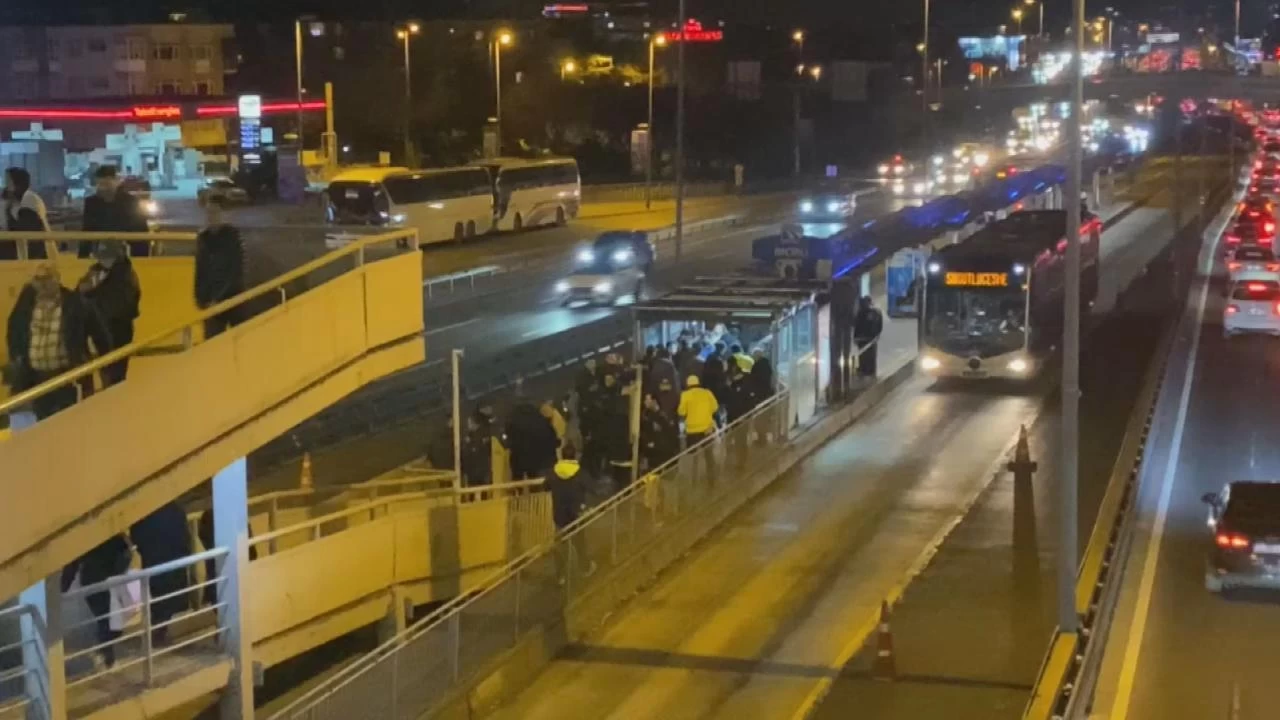 Metrobüste korku dolu anlar: Silahla havaya ateş edildi