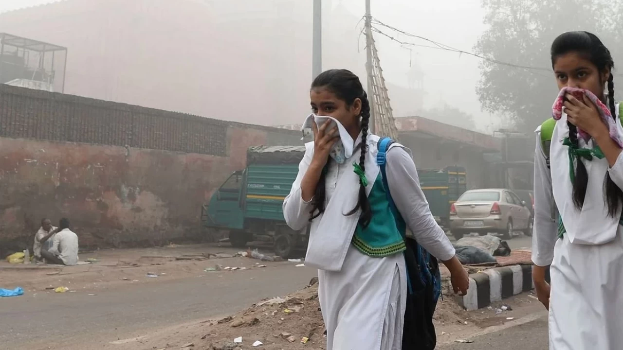 Delhi'de hava kirliliği sebebiyle hibrit eğitime geçiliyor