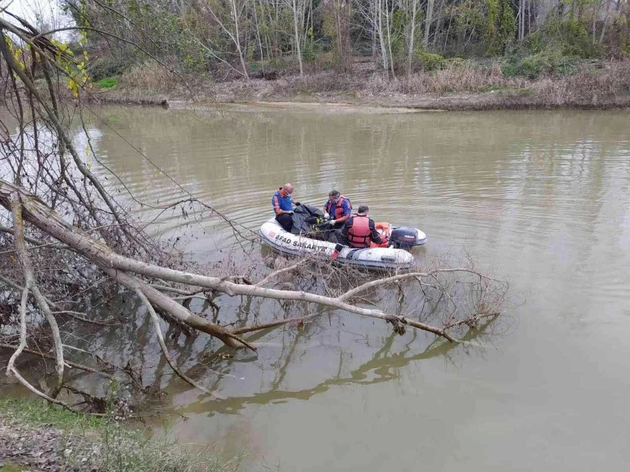 Sakarya Nehri'nde balık tutan bir vatandaş, bir cesetle karşılaştı