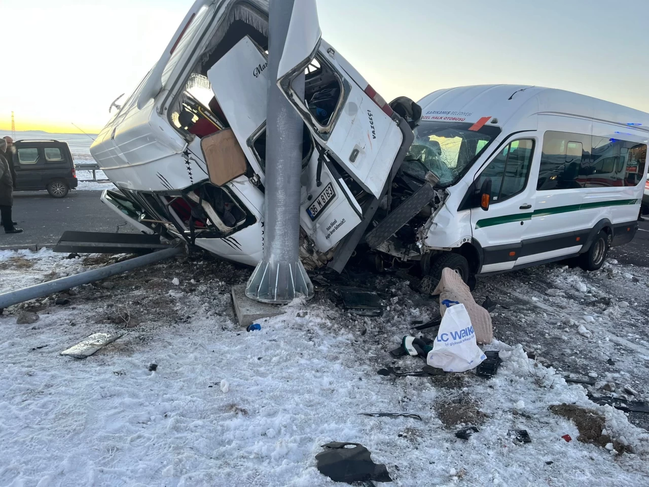 Kars'ta minibüsler çarpıştı: 27 kişi yaralandı!