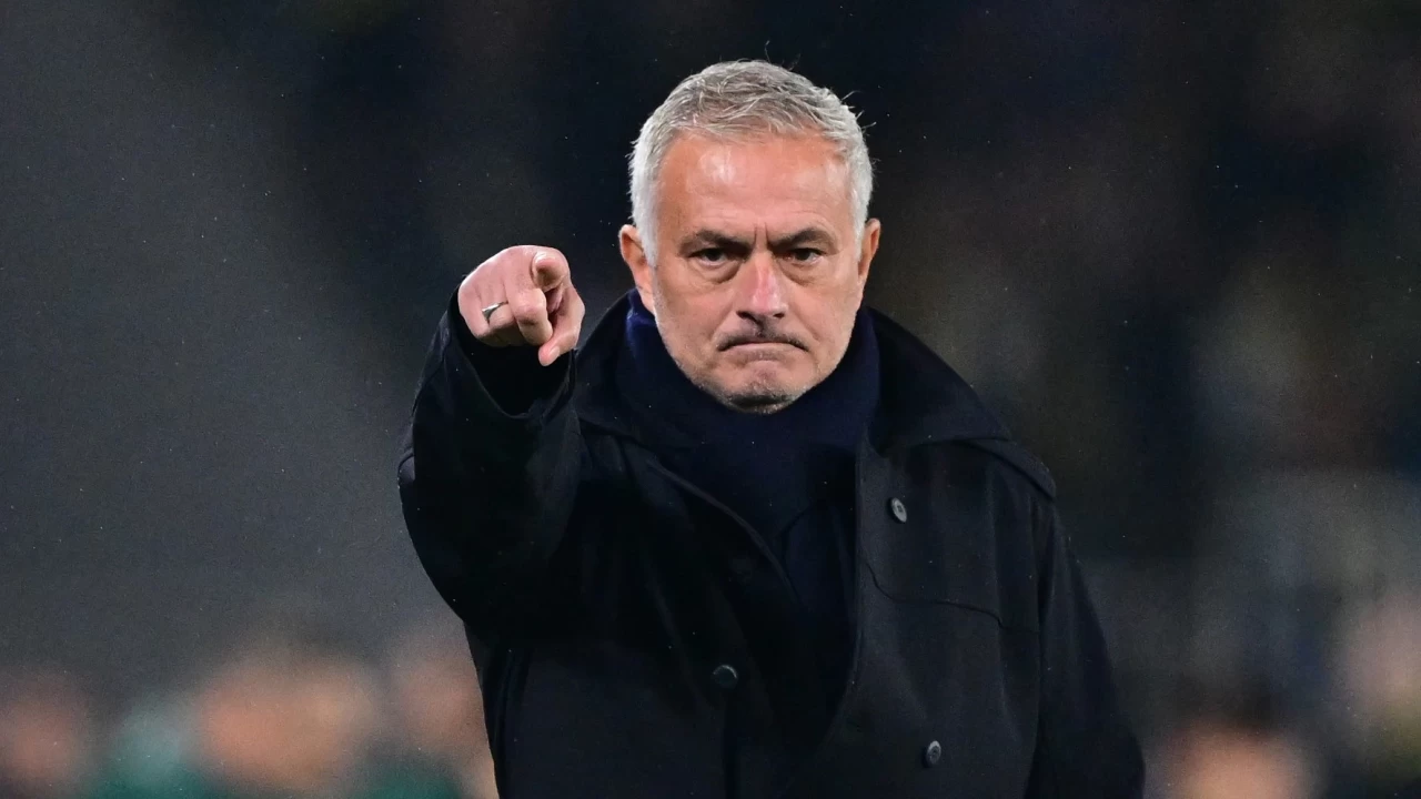 Mourinho o isimlerin biletini kesti! Fenerbahçe’de ara transfer döneminde 6 futbolcu ile yollar ayrılıyor