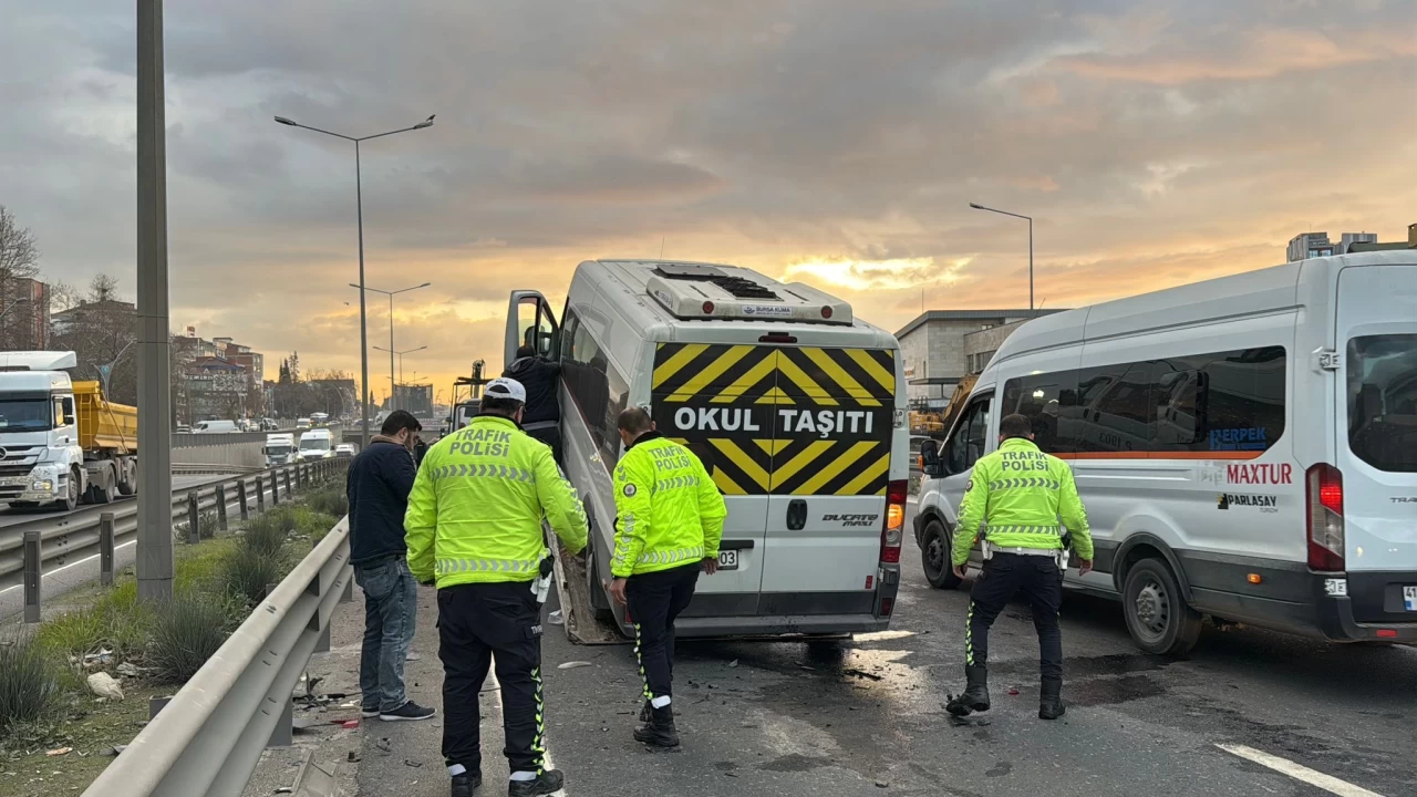 Gebze'de zincirleme trafik kazası: 3 araç hasar aldı, 4 kişi yaralandı