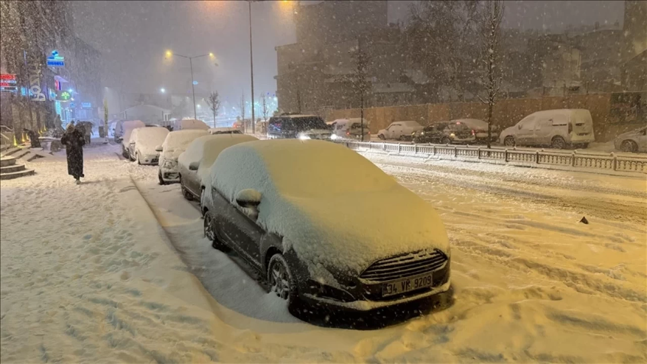 Erzurum'da kar yağışı ve tipi etkili oldu