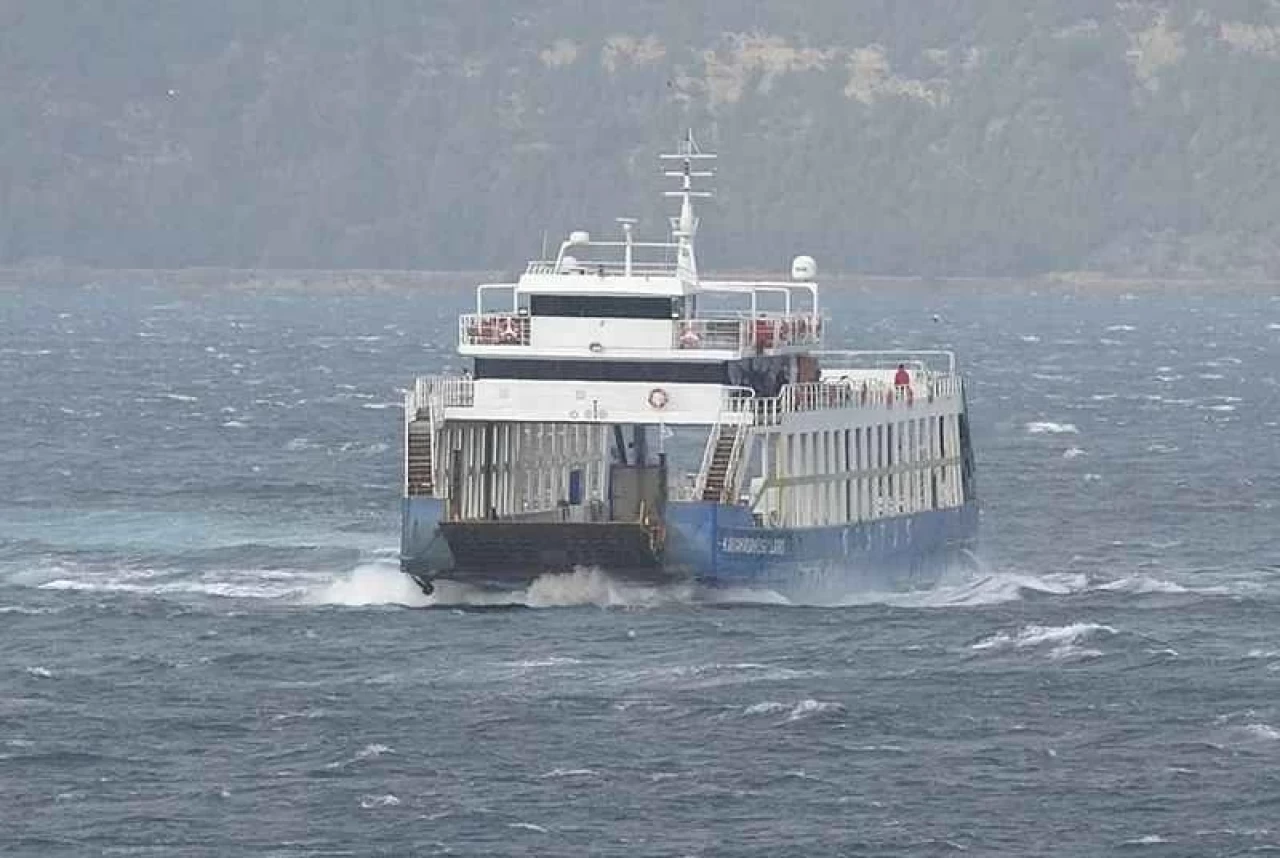 Çanakkale'de fırtına nedeniyle feribot seferleri iptal edildi