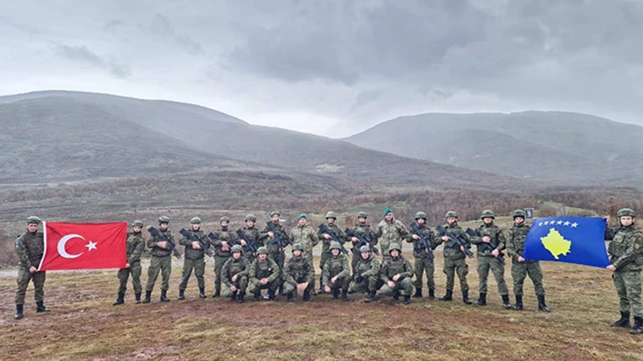 Mehmetçik Kosovalı askerlere keskin nişancı eğitimi verdi