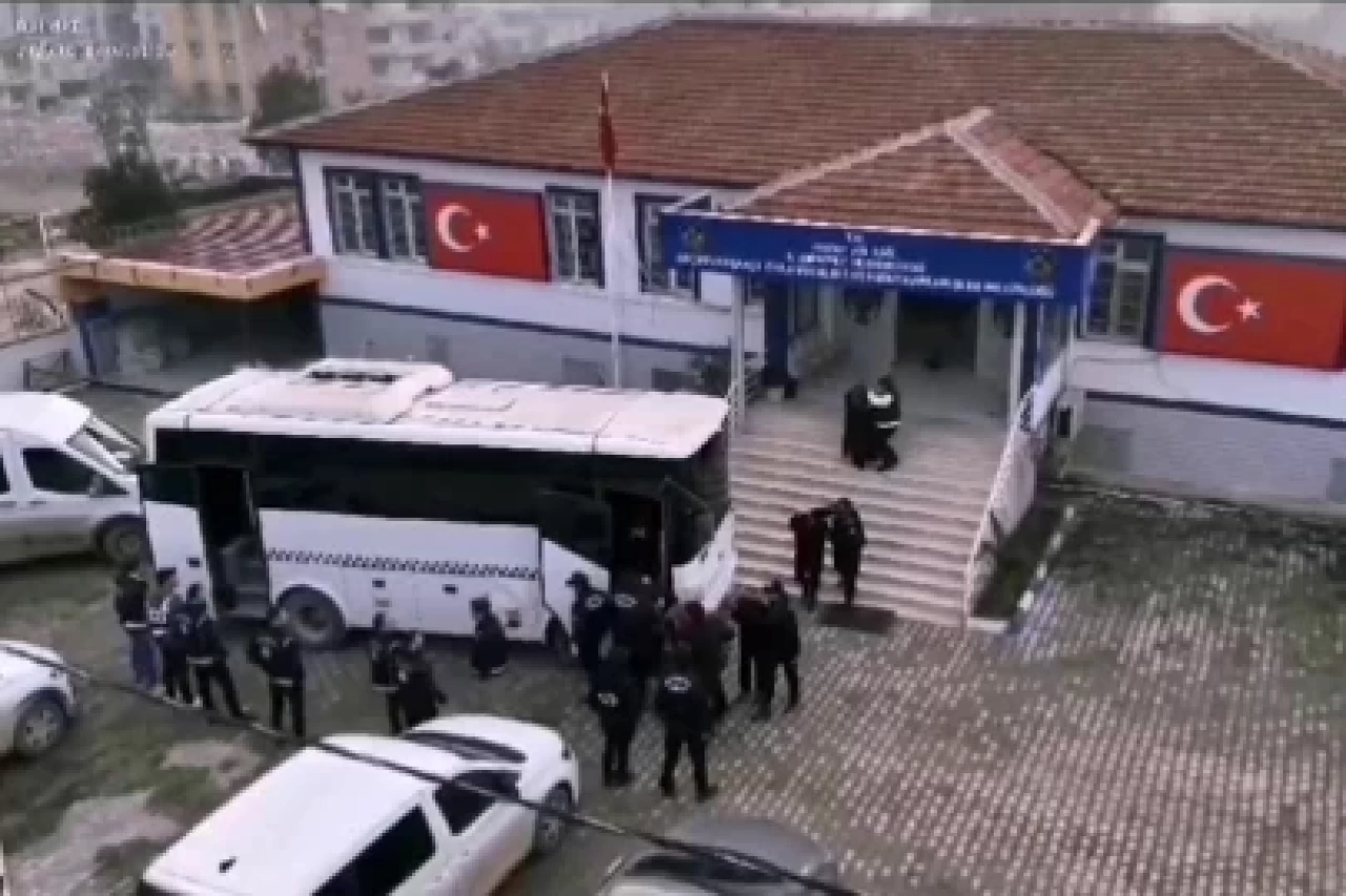 Hatay'da 59 düzensiz göçmen yakalandı: 29 şüpheli gözaltına alındı