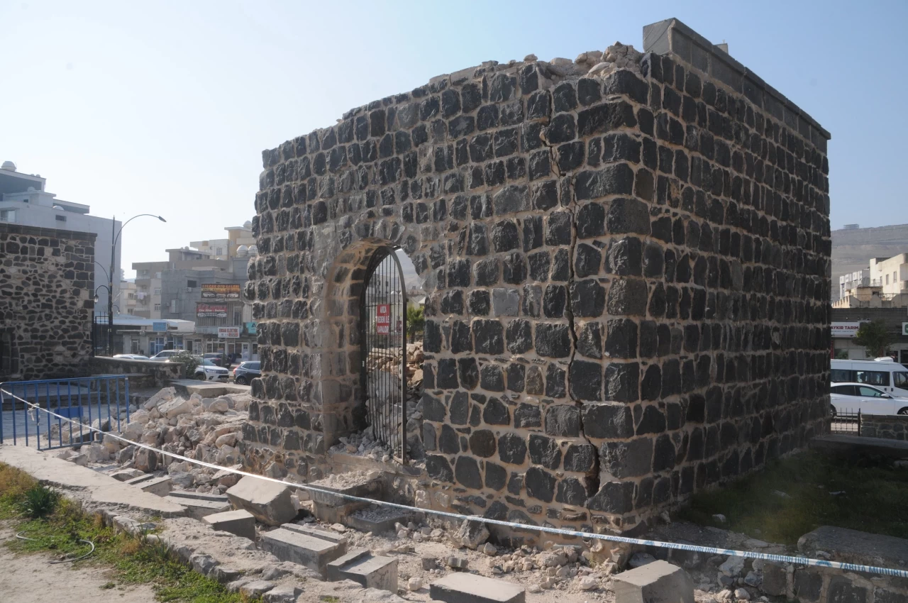 Cizre'deki Tarihi Abdaliye Medresesi'nin giriş duvarı çöktü: Koruma altına alınarak restore edilecek