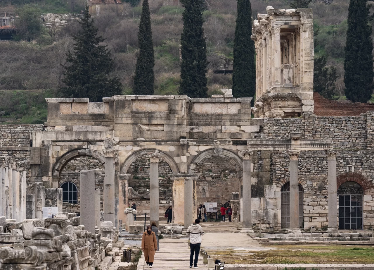 Efes Antik Kenti, 2024'te rekor kırarak 2.7 milyon ziyaretçi ağırladı