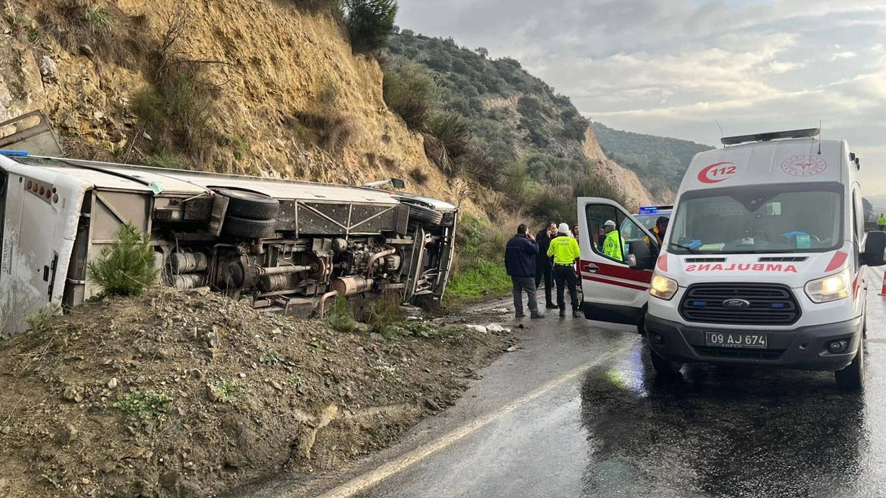 Aydın'da tur midibüsü şarampole devrildi, 23 kişi yaralandı