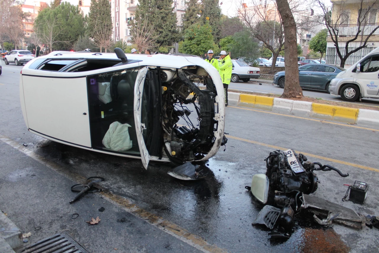 Aydın'da bir araç refüje çarpıp takla attı: 4 yaralı