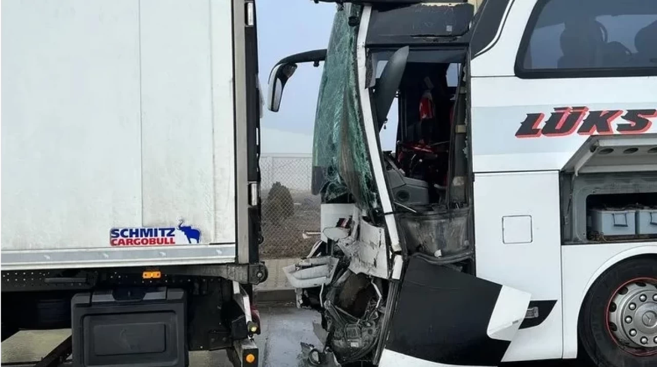 Ankara-Niğde Otoyolunda feci kaza: Yolcu otobüsü TIR'a çarptı