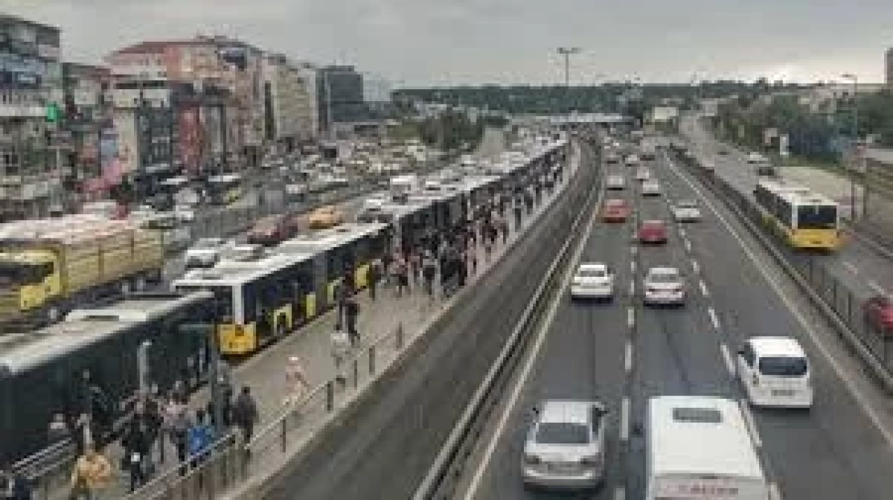 Bahçelievler’de metrobüs arızalandı, yolcular metrobüs yolunda bekledi