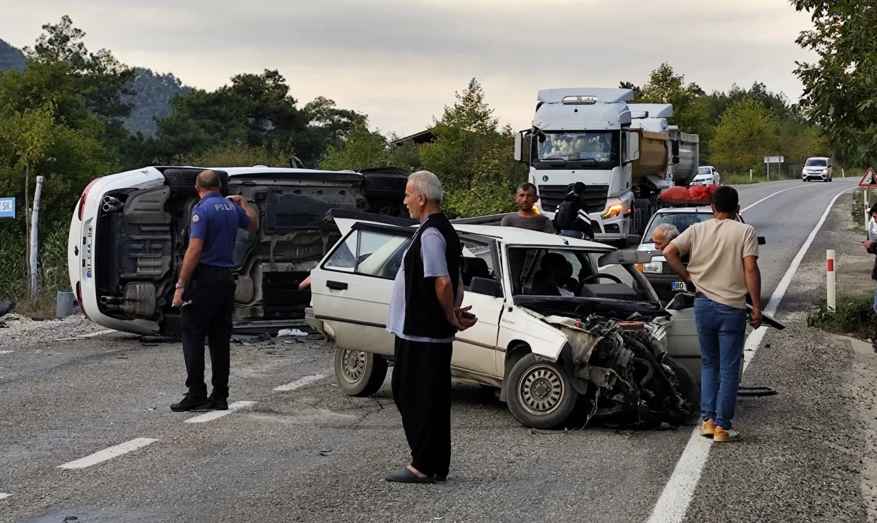 Adana'da iki otomobil çarpıştı: 1'i bebek ve 1'i hamile 4 kişi yaralandı