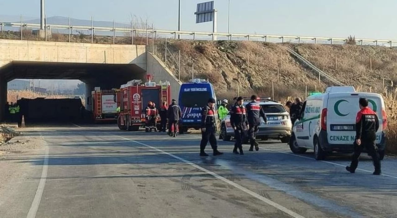 Denizli'de işçileri taşıyan midibüs devrildi