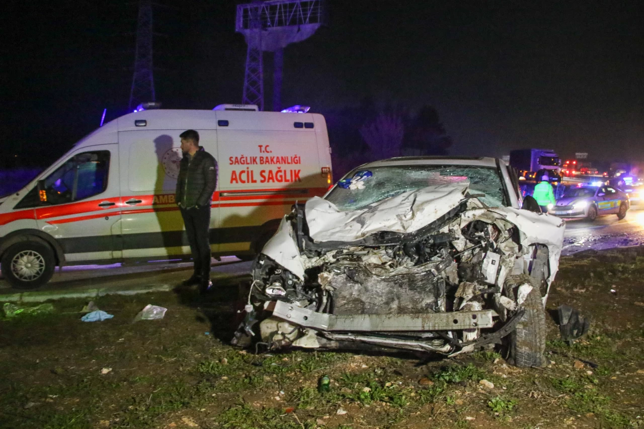 Uşak'ta işçi servisi ve otomobil çarpıştı: 28 kişi yaralandı