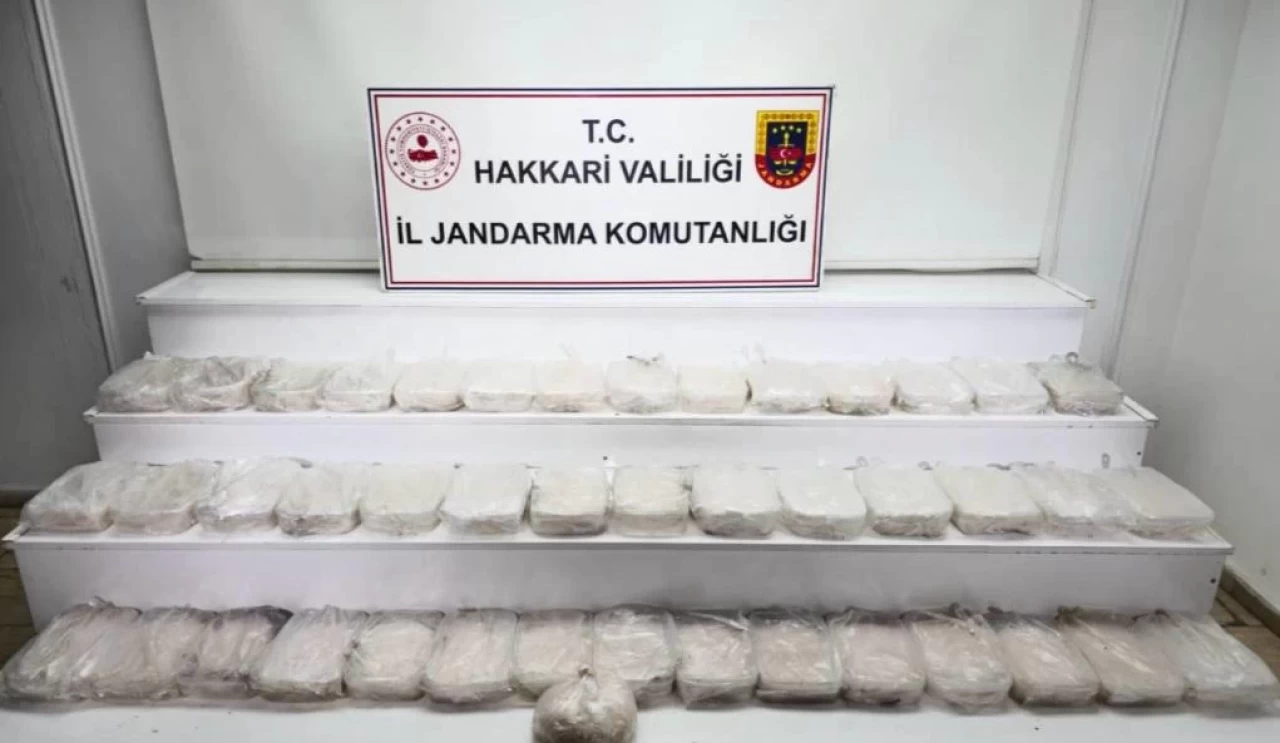 Hakkari'de jandarma bir araçta 49 kilogram sentetik uyuşturucu buldu