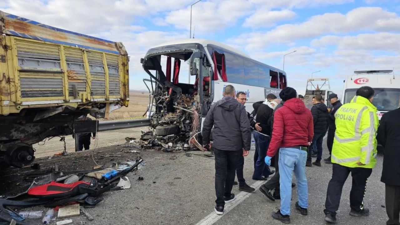 Konya'da zincirleme kaza: 3 ölü, 33 yaralı