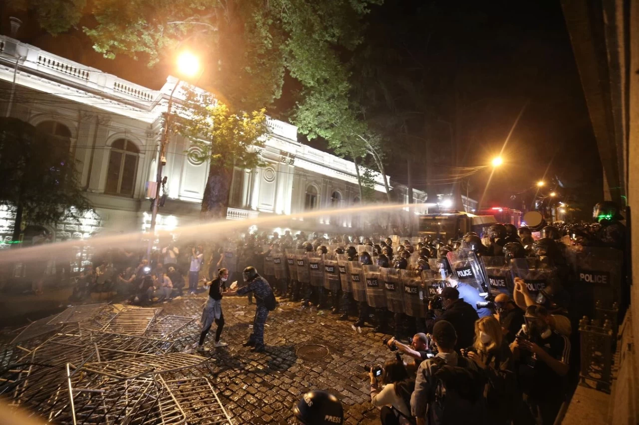 Gürcistan'ın başkenti Tiflis'teki protestolara katılan 25 yabancı uyrukluyu sınır dışı etti