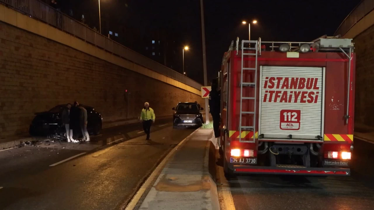 Kartal'da aralarında polis otosunun da yer aldığı zincirleme kazada 3 kişi yaralandı