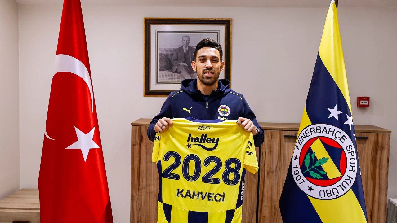 Transfer dedikodularının merkezinde olan İrfan Can Kahveci resmi imzayı attı! 3 yıl daha Fenerbahçe’de