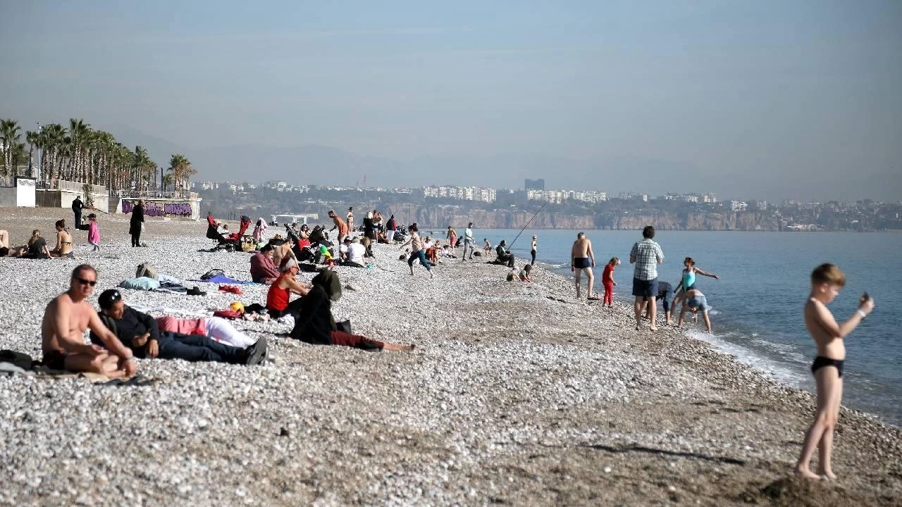 Antalya'da ocak ayında denize girdiler: Hava 18, su 20 derece