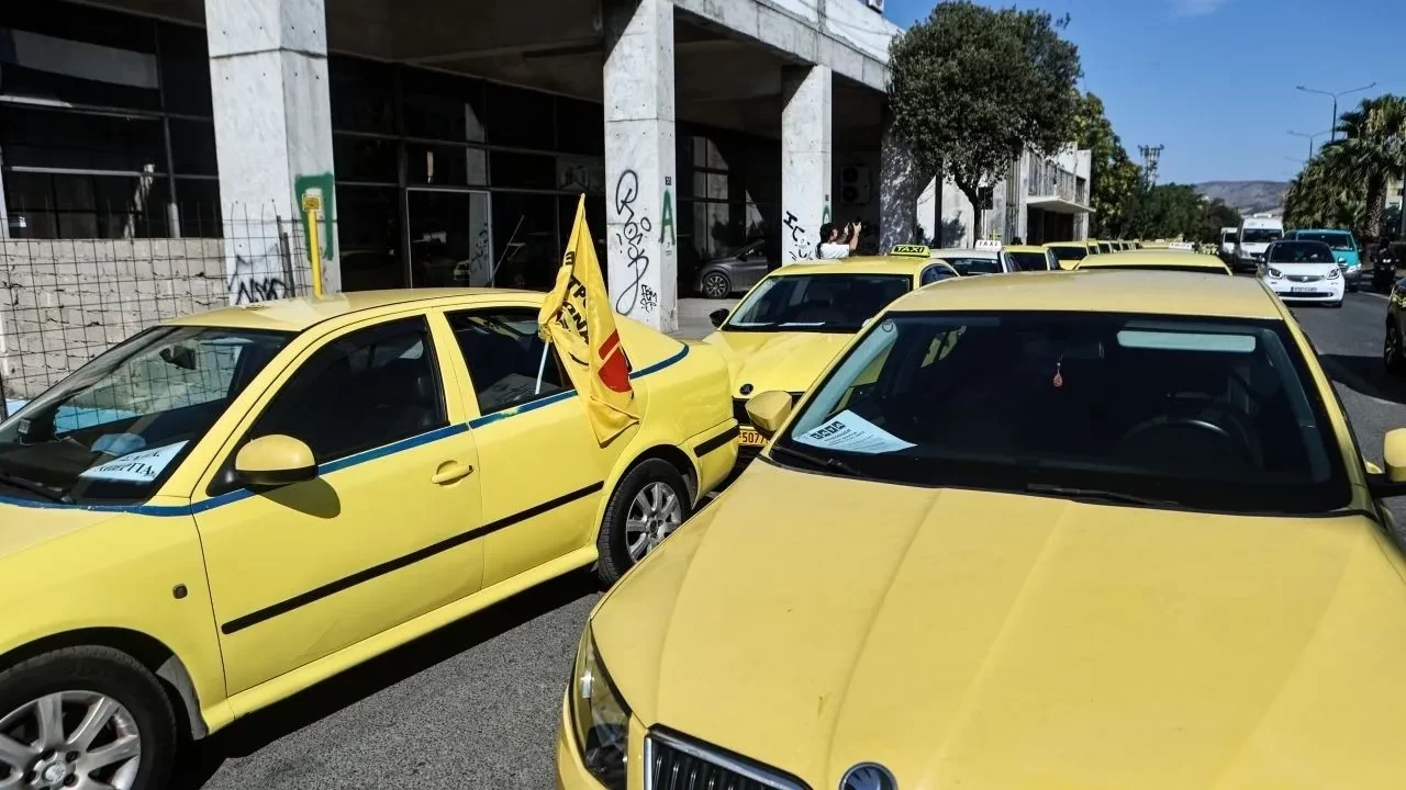 Yunanistan'ın başkentinin de yer aldığı Attiki bölgesinde taksiciler iş bıraktı