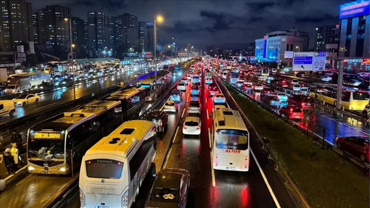 Zincirlikuyu durağında kontrolden çıkan metrobüs 4 otomobile çarptı