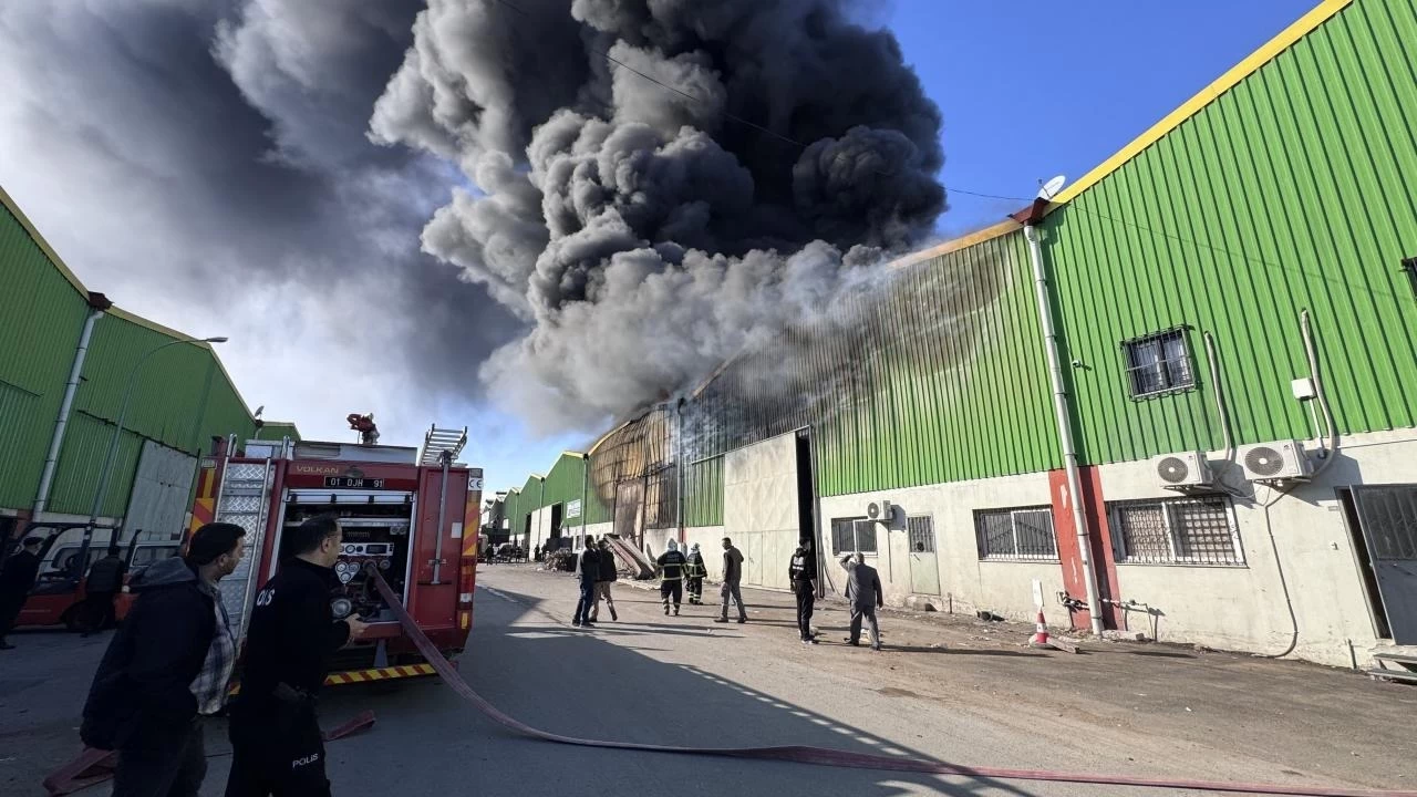 Adana'da plastik geri dönüşüm tesisinde yangın meydana geldi