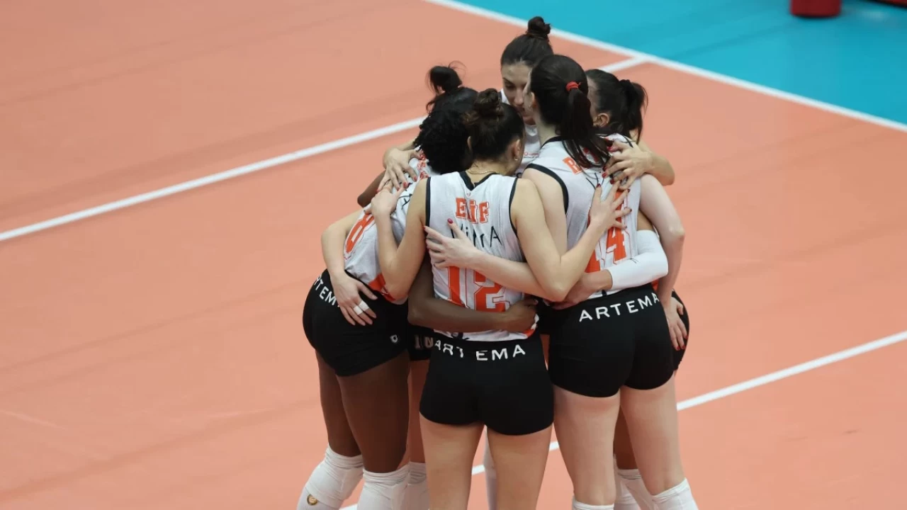 Eczacıbaşı Kadın Voleybol Takımı CEV Şampiyonlar Ligi’nde çeyrek finalde! Levallois Paris’i set vermeden mağlup etti